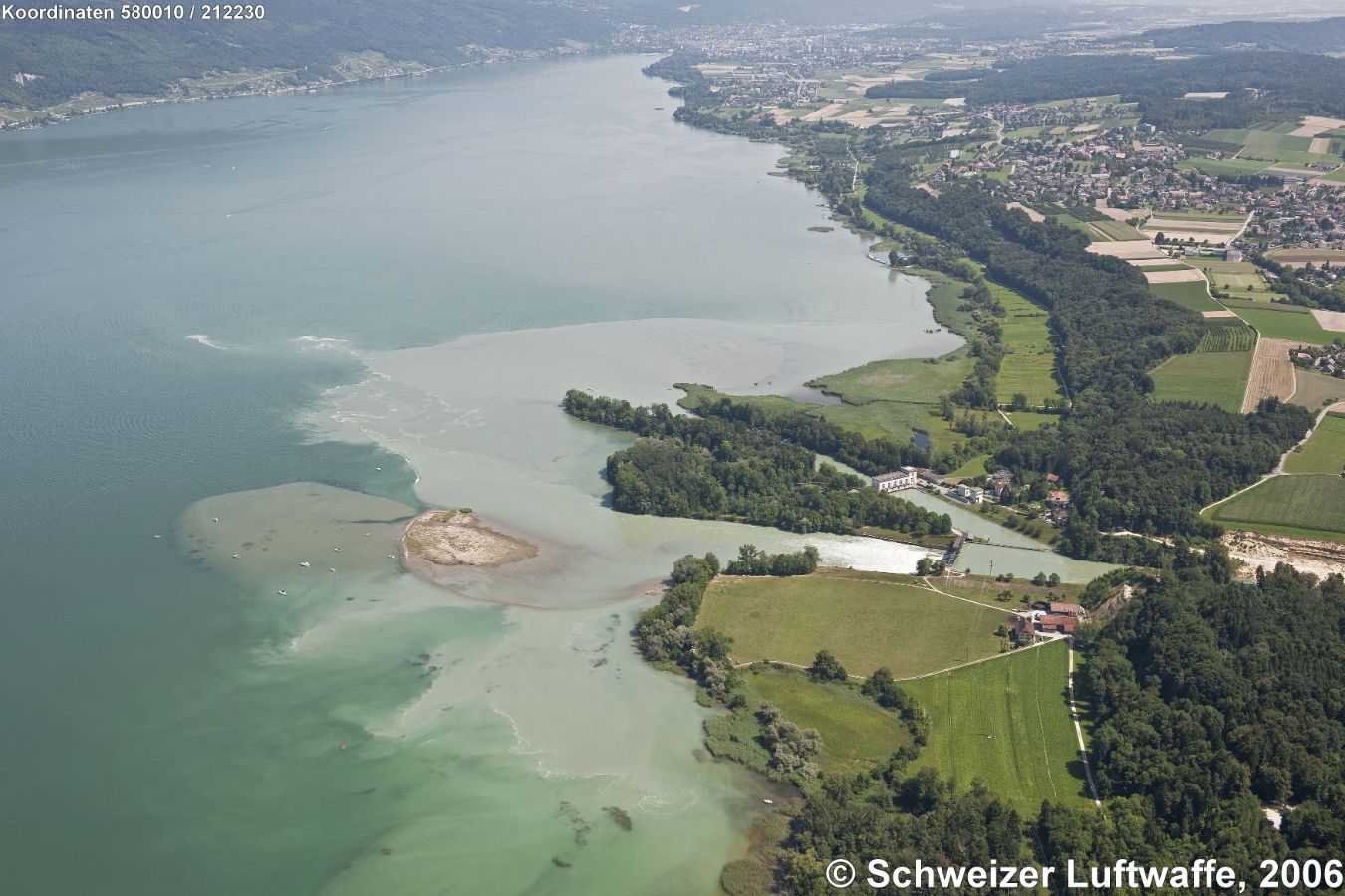 Mündung Hagneck-Kanal in den Bielersee, Ortschaften ganz rechts: Täuffelen, Gerolfingen